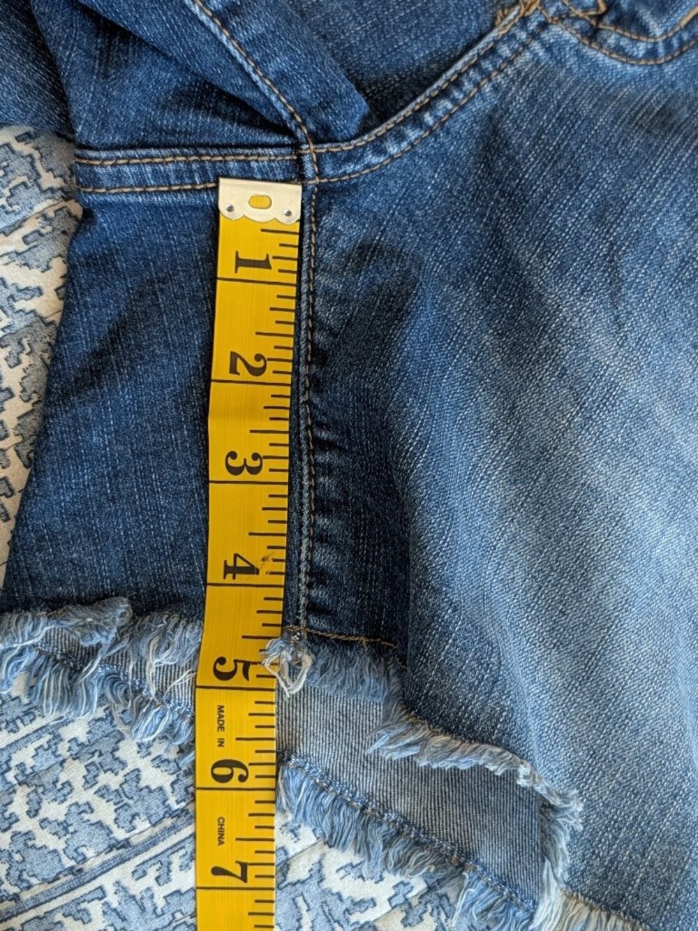 Torrid Women's Medium Wash Frayed Rew Hem Denim Jean Shorts Size 10 - Picture 3 of 8